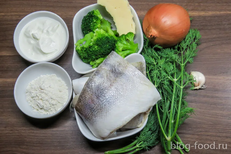 Pikeperch with broccoli in sour cream sauce