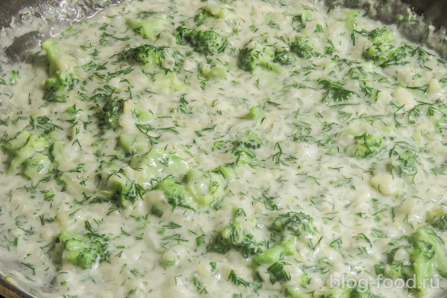 Pikeperch with broccoli in sour cream sauce