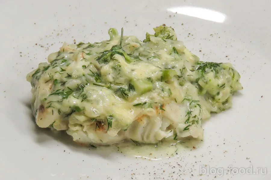 Pikeperch with broccoli in sour cream sauce