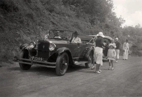 Jalan-Jalan dengan Mobil ke Puncak, 1930. Hilbrander..jpg