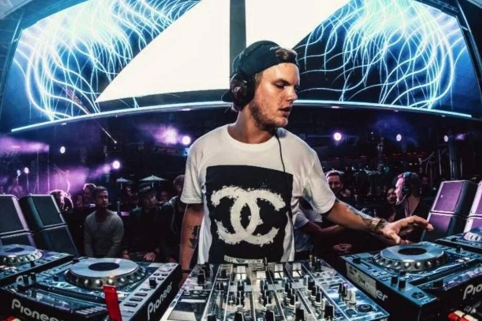 avicii-298cad09e17605f6c1bcc8ff07e2fd4e-1200x800.jpg