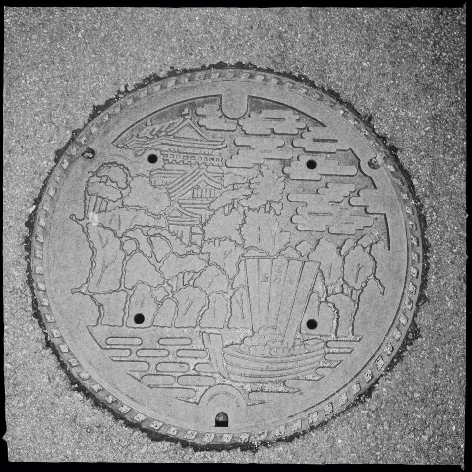 manhole cover okazaki.jpg
