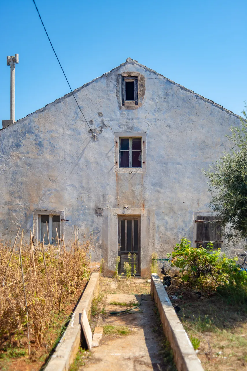 There are many abandoned houses in Ilovik.