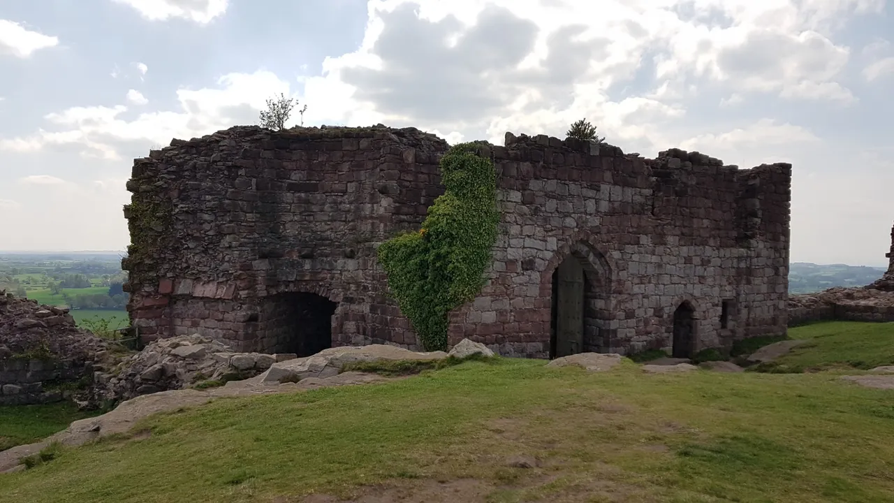 A picture of what is left of the keep around the main gate at the top of the hill.