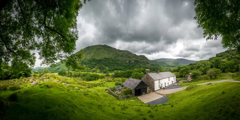 traditional-welsh-farm-cottage-near-snowdon-hafod-gwynant_27852232640_o-432538_960x480.jpg