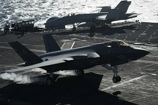 USS-Abraham-Lincoln-CVN-72-Completes-Carrier-Qualifications-for-the-F-35C-Lightning-II.jpg