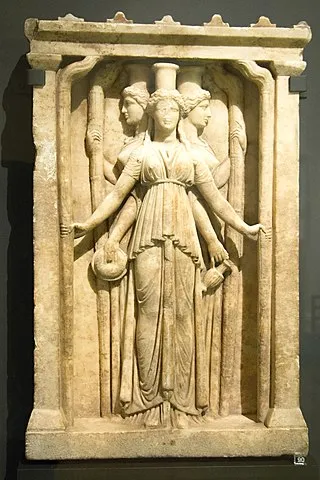 Relief triplicate Hekate marble, Hadrian clasicism, Prague Kinsky — Zde, CC BY-SA 3.0, via Wikimedia Commons