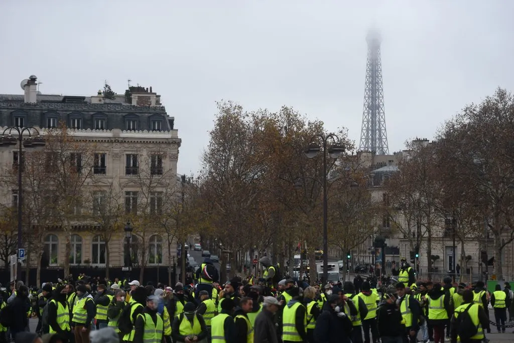 yellow-vests-paris-museums-eiffel-tower-close.jpg