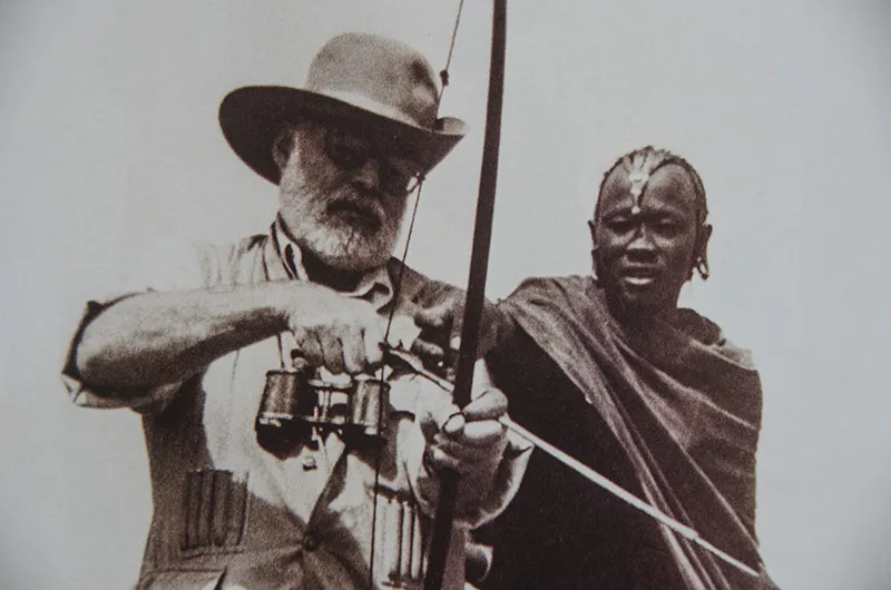 Hemingway comparte con guerreros Masai (2).jpg