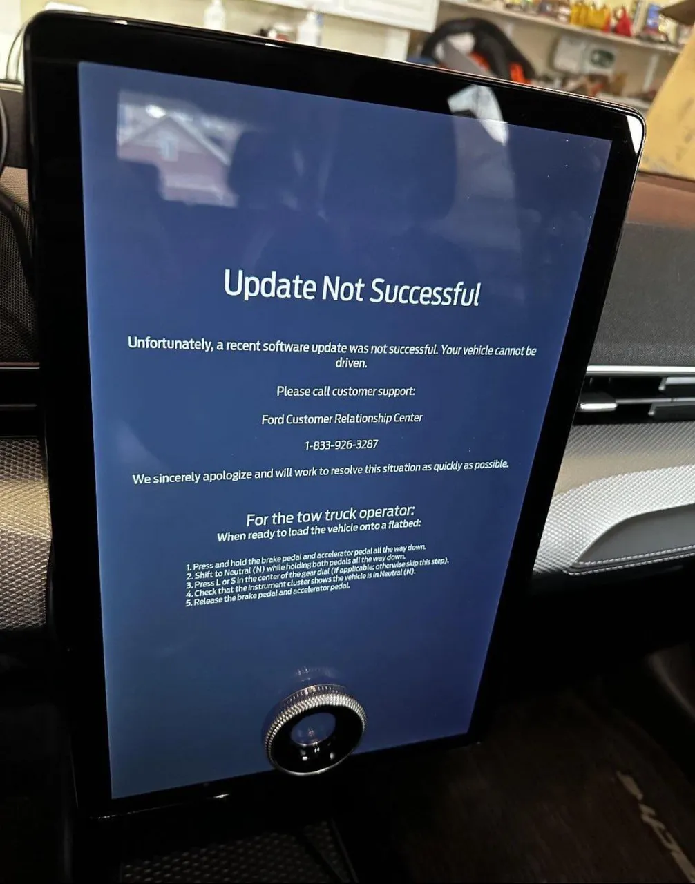 Tablette dans un véhicule Ford montrant que la voiture ne peut pas être conduite