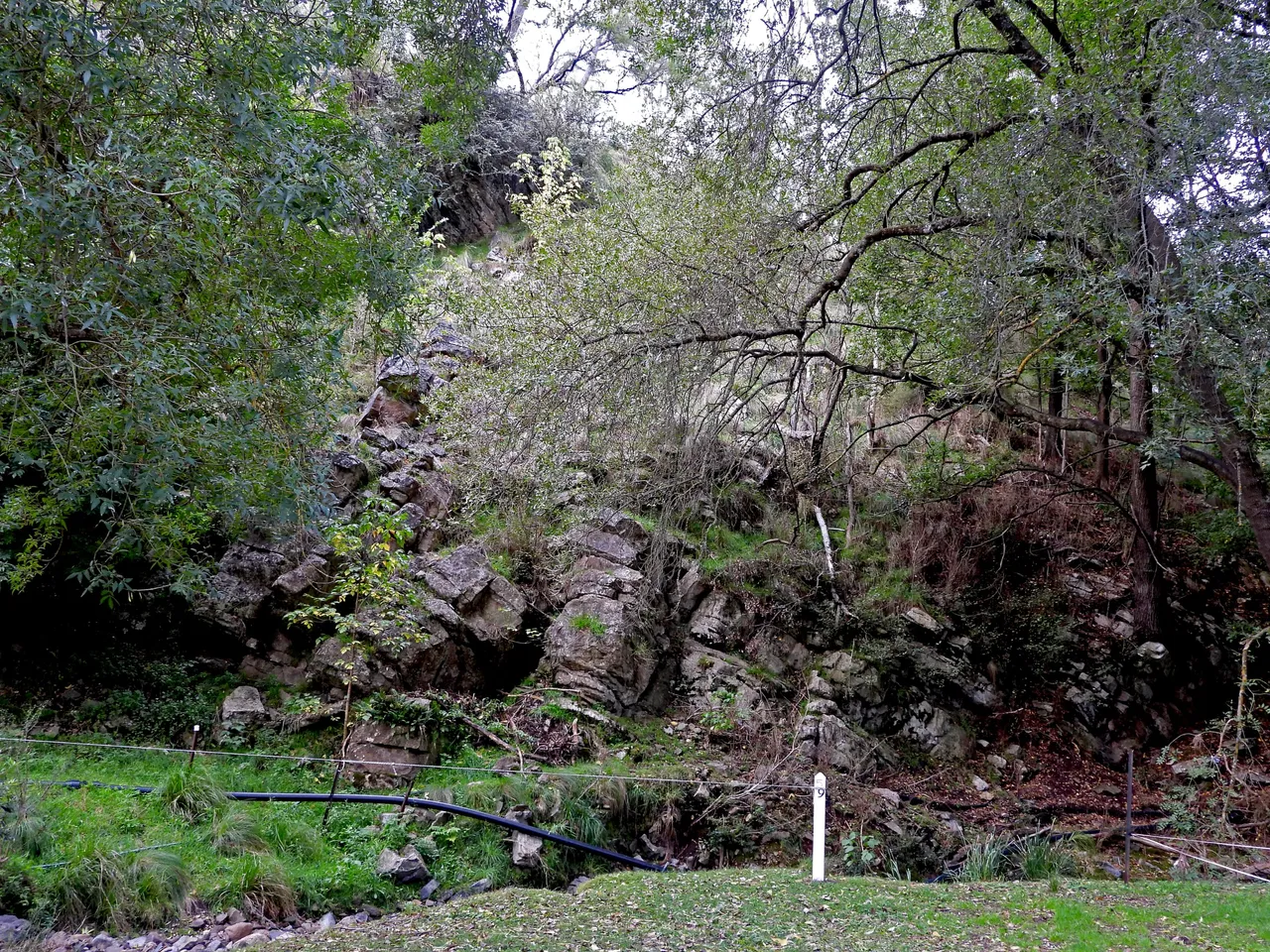 EMBANKMENT ROCK CAVE WIDE.png