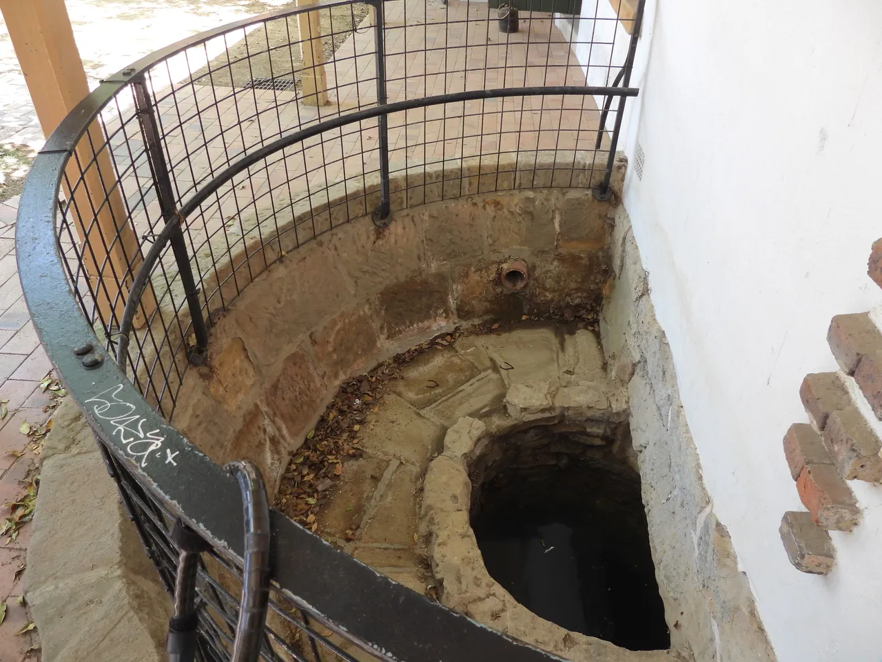 WELL AT OLD HOUSE.JPG