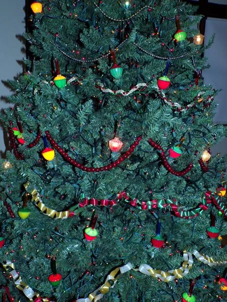 Christmas tree - garlands2 crop Nov. 2022.jpg