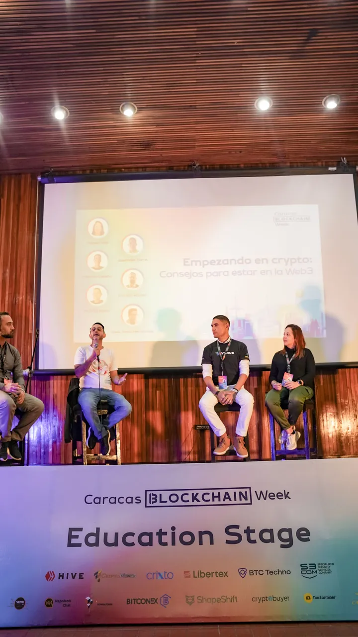 Hive Speaker - @johnsnow1983 en su panel, Empezando en crypto: Consejos para estar en la Web3 / Hive Speaker - @johnsnow1983 on his panel, Getting started in crypto: Tips for being on the Web3.