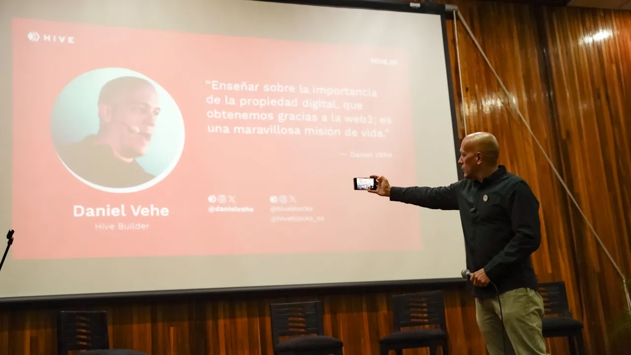 Hive Speaker - @danielvehe exponiendo su experiencia en el proyecto educativo Hive va a la Escuela / Hive Speaker - @danielvehe presenting his experience in the Hive goes to School educational project.