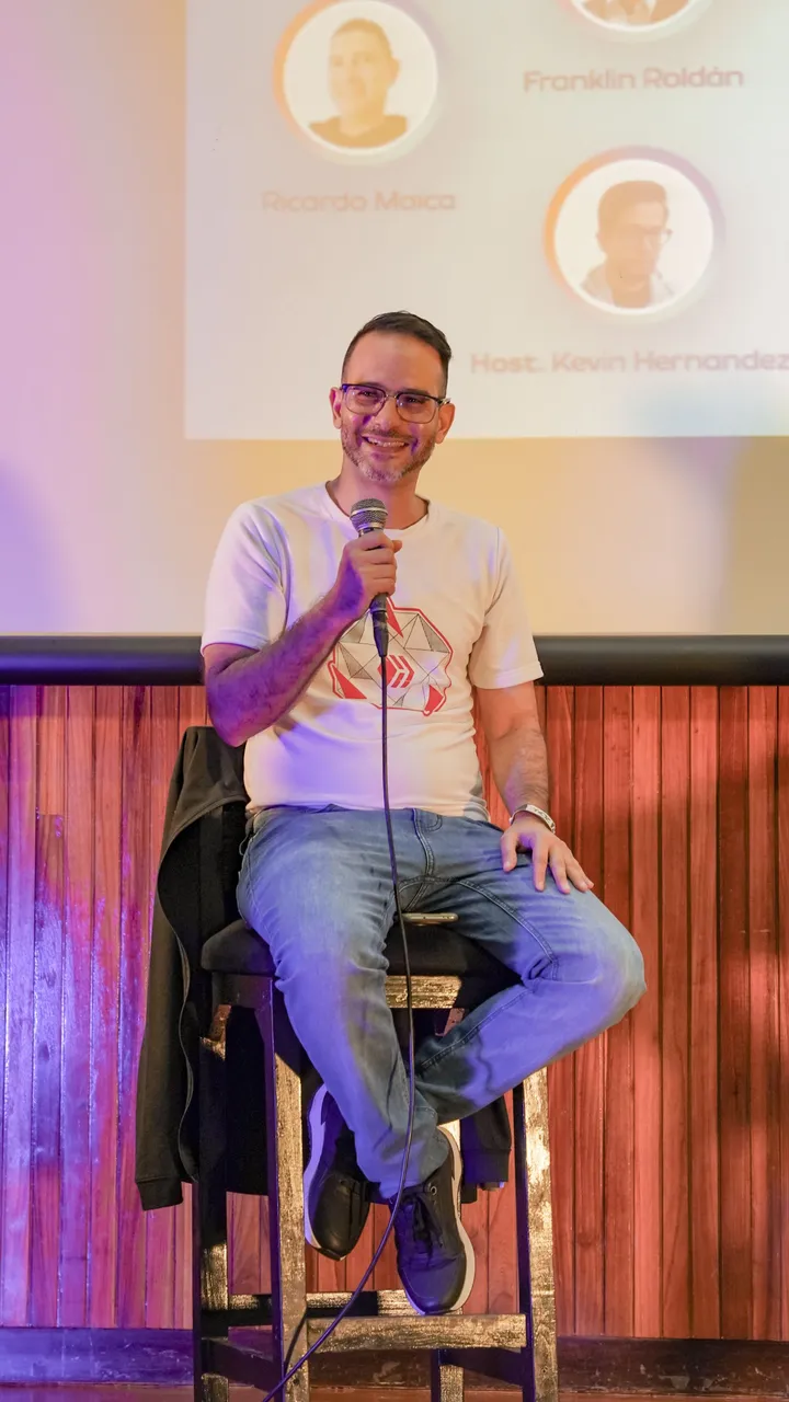 Hive Speaker - @johnsnow1983 en su panel, Empezando en crypto: Consejos para estar en la Web3 / Hive Speaker - @johnsnow1983 on his panel, Getting started in crypto: Tips for being on the Web3.