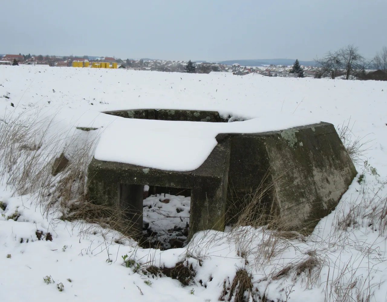 Radar typu Wuerzburg Riese  podstavec u drůbežárny.JPG