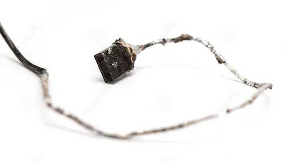 burnt-out-usb-cable-white-92902555.jpg