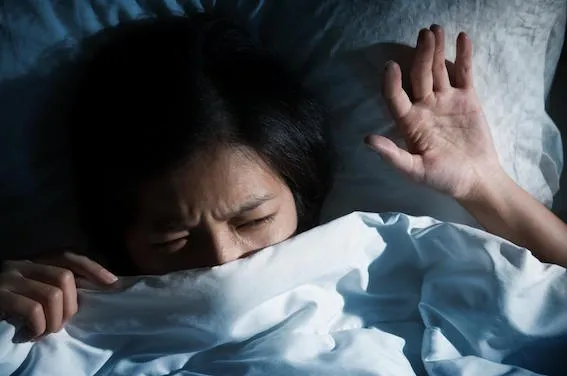 terrified-woman-in-bed.jpg