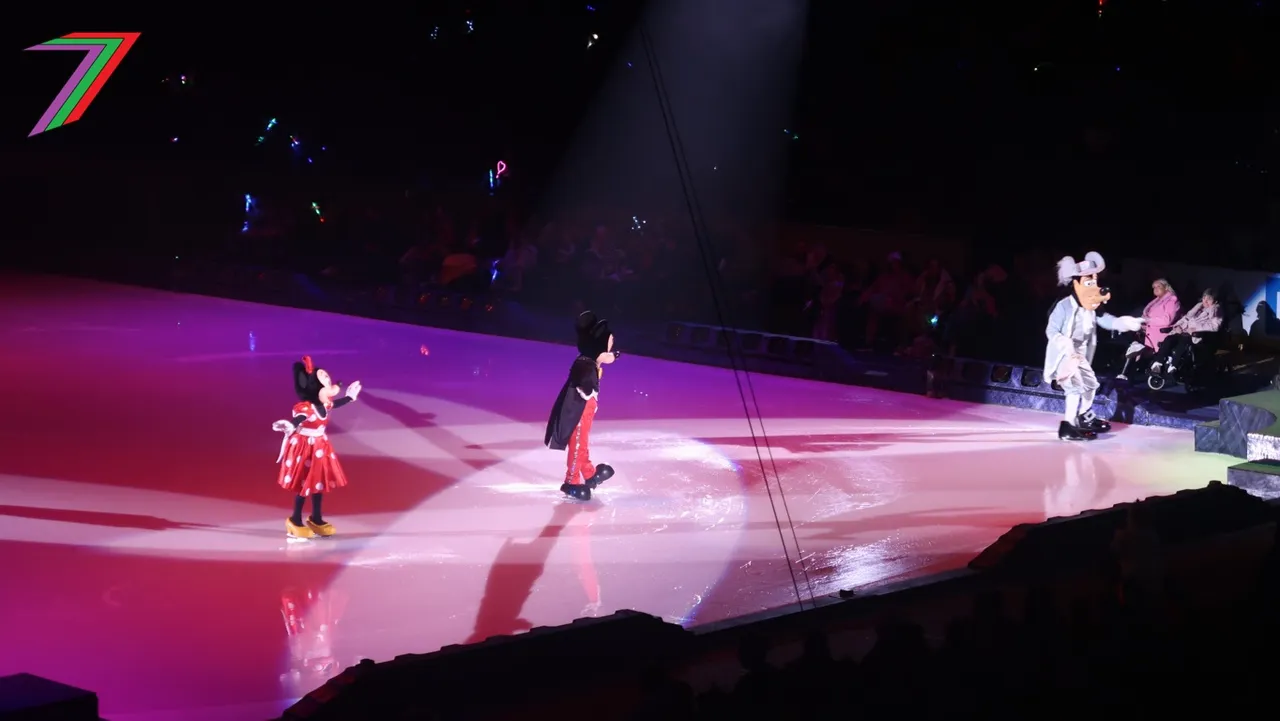 Year_Shows_Disney_Mic_min_goof_Cind.jpg