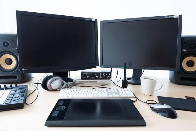 computer-g9edcbe893_640.jpg