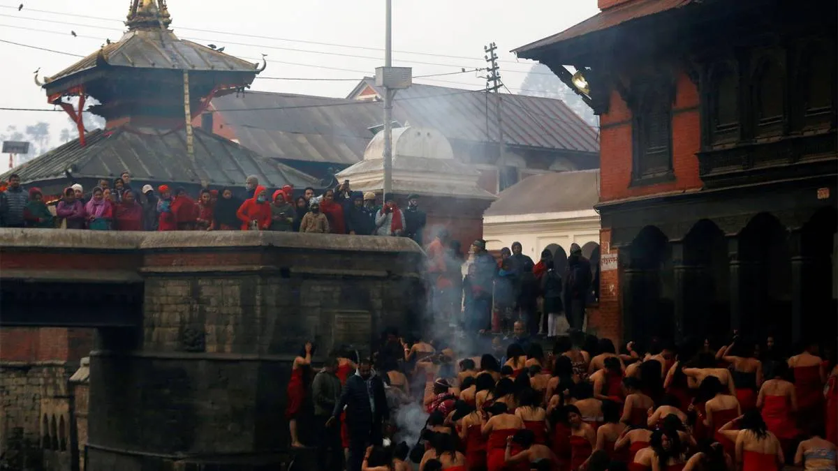 5a5e8e5f45718-ritual-mandi-suci-di-nepal_1200_675.JPG