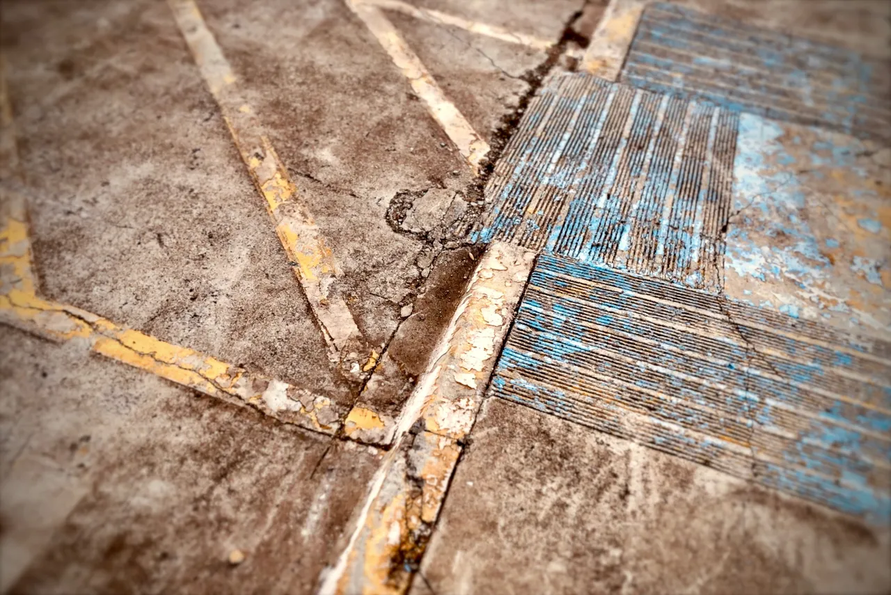 multigridcrackconcrete.jpeg