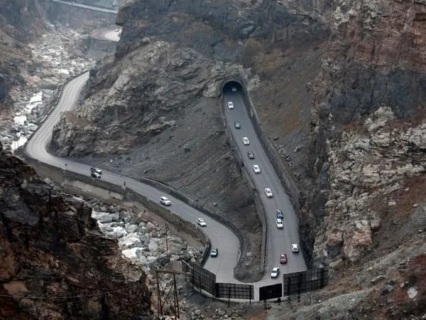 Jalalabad–Kabul-Road-Afghanistan.jpg