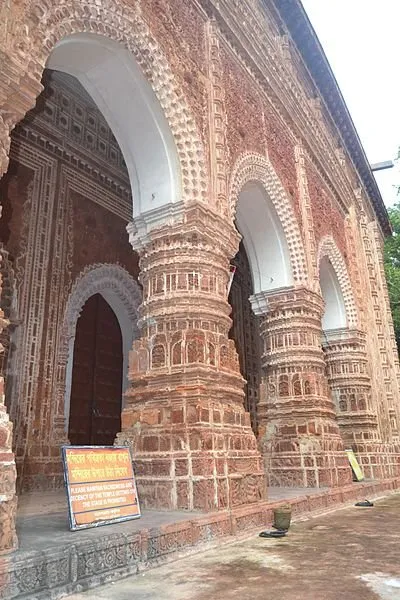 400px-Magnificent_baluster,_Kantanagar_Temple_01.jpg