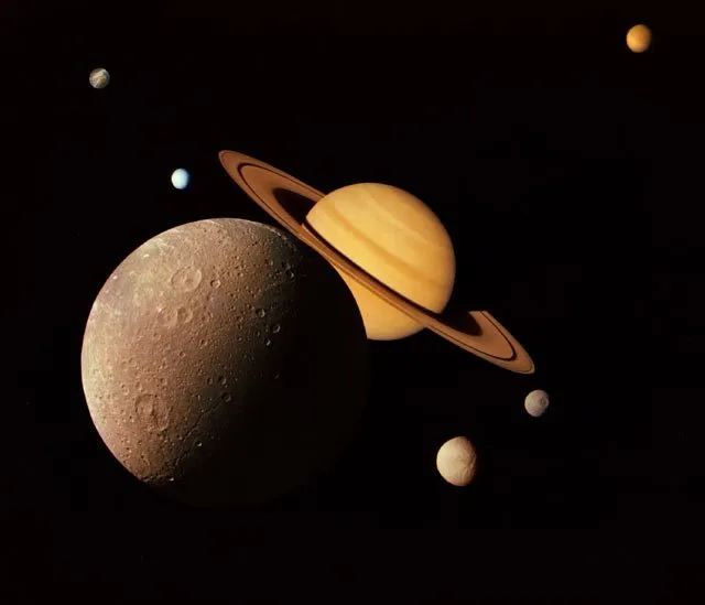 foto-voyager-saturno-luas.jpg