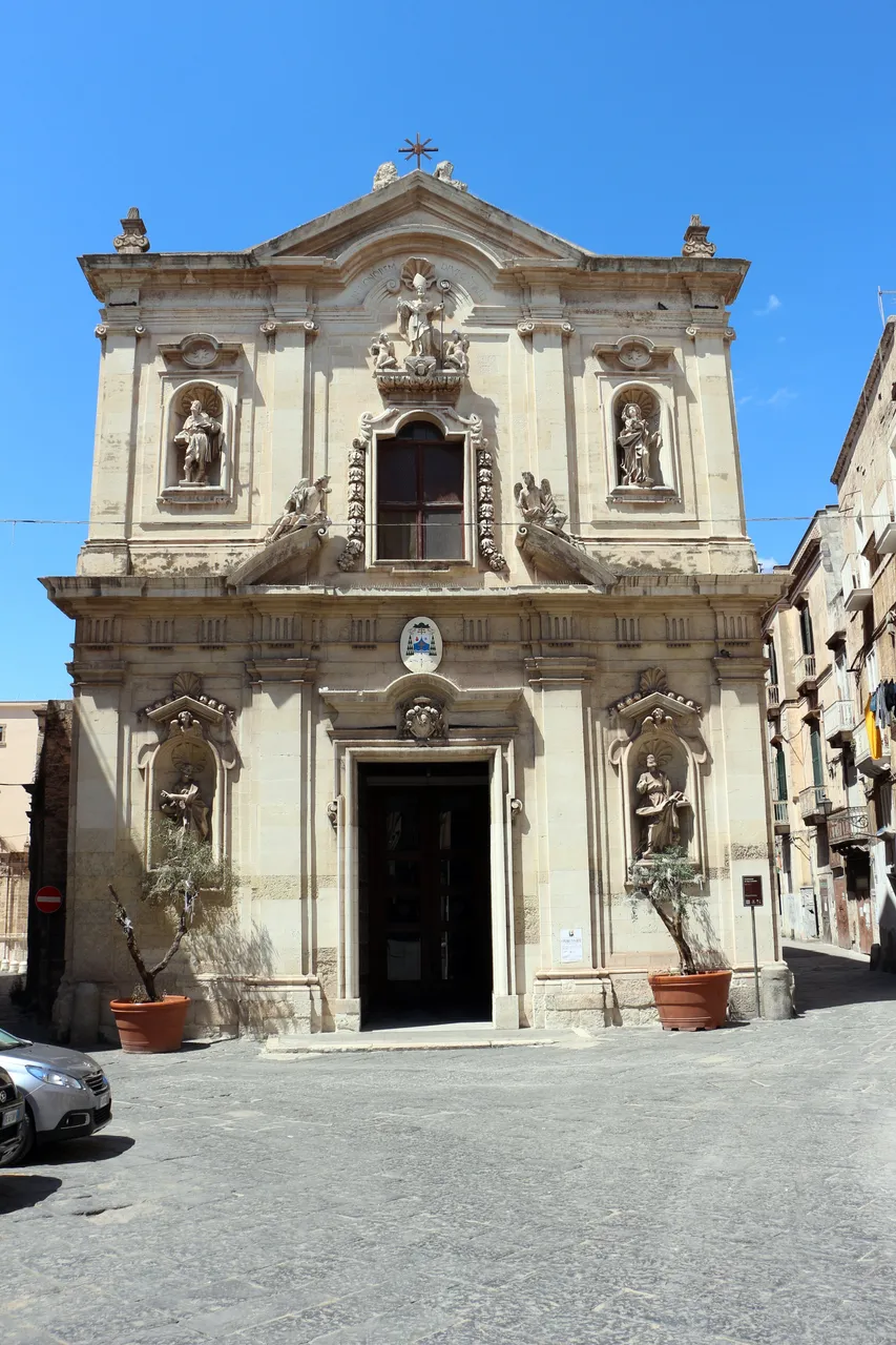 Duomo_di_taranto,_facciata_01.jpg