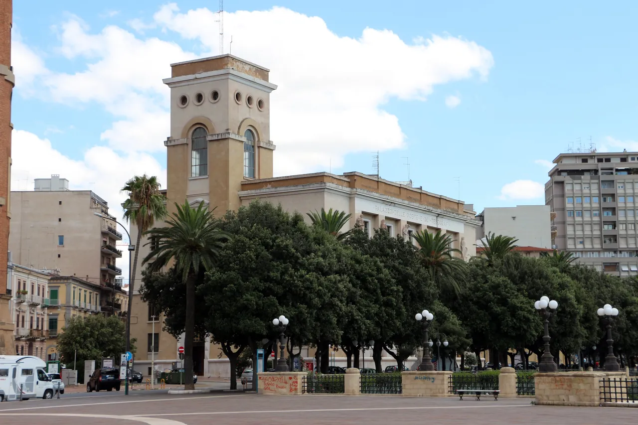 Taranto,_poste_italiane_sul_lungomare_01.jpg