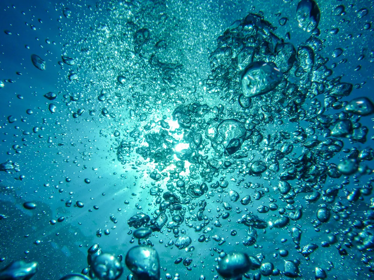 air-bubbles-diving-underwater-blow-62307.jpeg