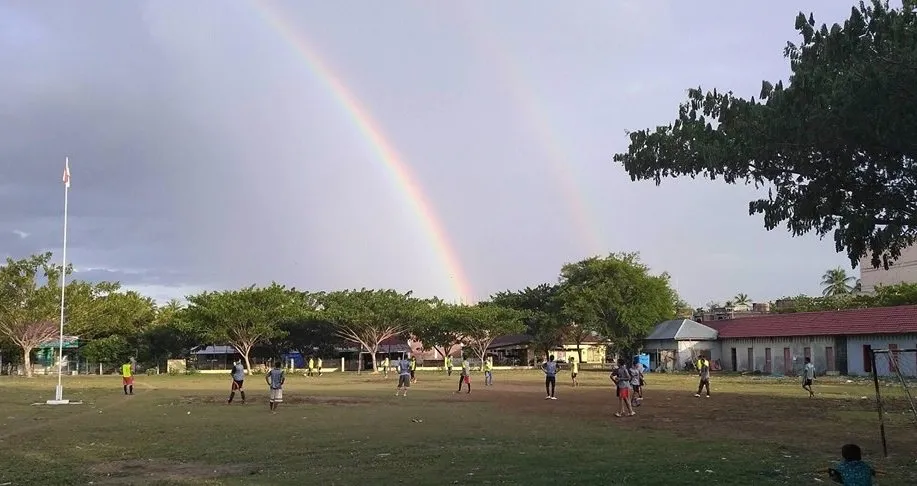 Lapangan bola kaki depan polsek jeunieb.jpg