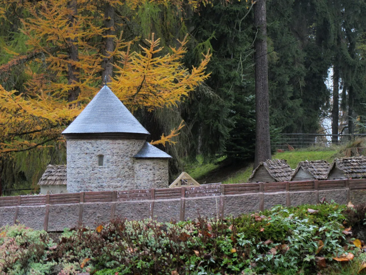 Miniatur park - Rotunda na Hůrce.JPG