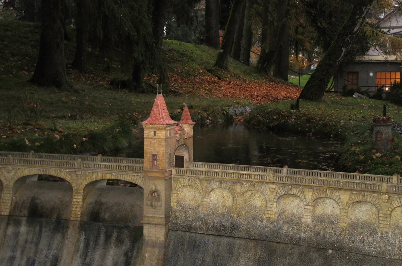 Miniatur park - hráz přehrady.JPG