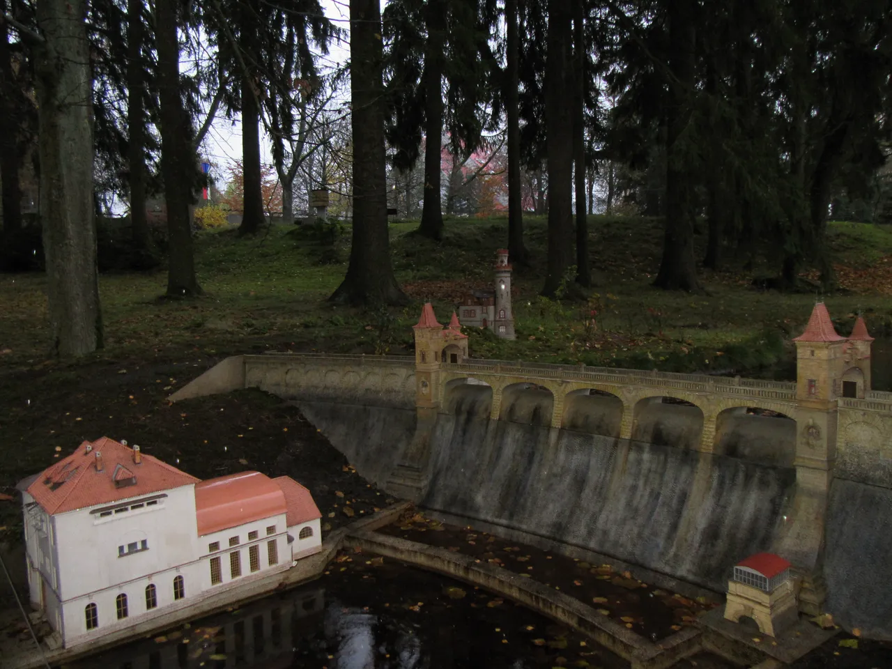 Miniatur park - přehrada Les království.JPG