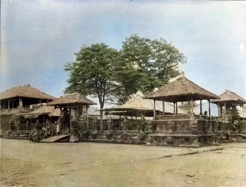 Kompleks Pura di Bali, 1880. Stoop. Colorized..jpg