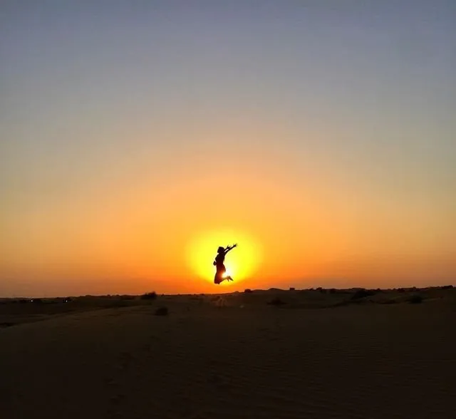 over the sun et girl
