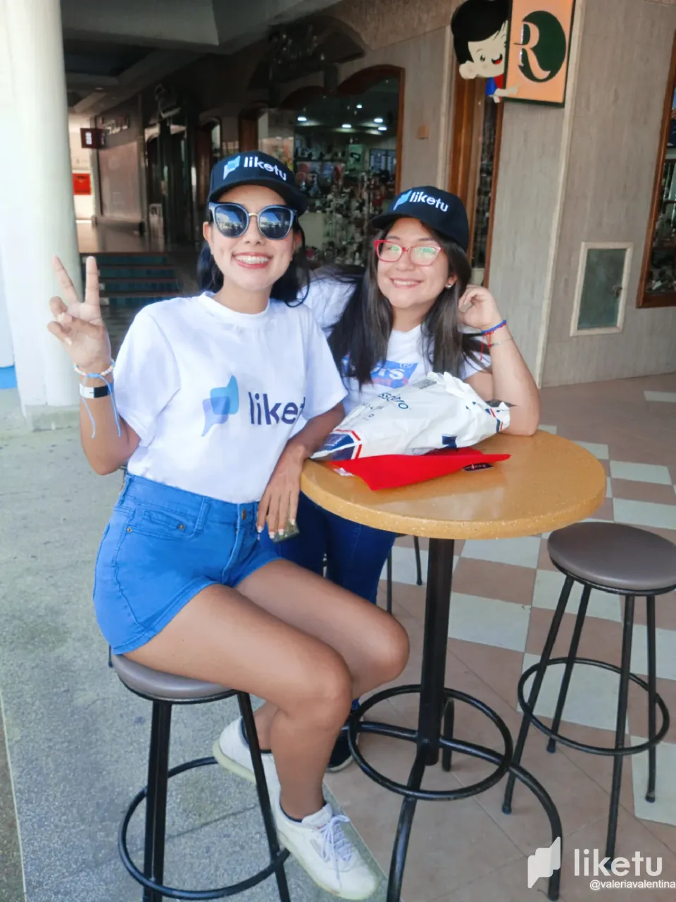 clm7cpc85017l15sz6xyvbipt_Liketu_merch_meetup_valvalentina_7.webp