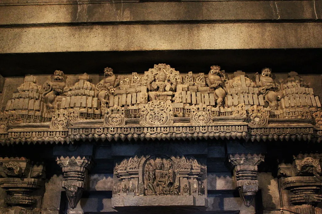1024px-Close_up_of_decorative_lintel_over_shrine_entrance_in_the_Chennakeshava_temple_at_Somanathapura.JPG