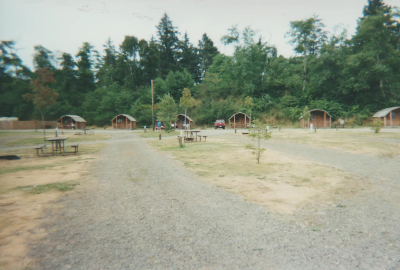 2000-07-24 apx - Reunion - campground cabins 01.png