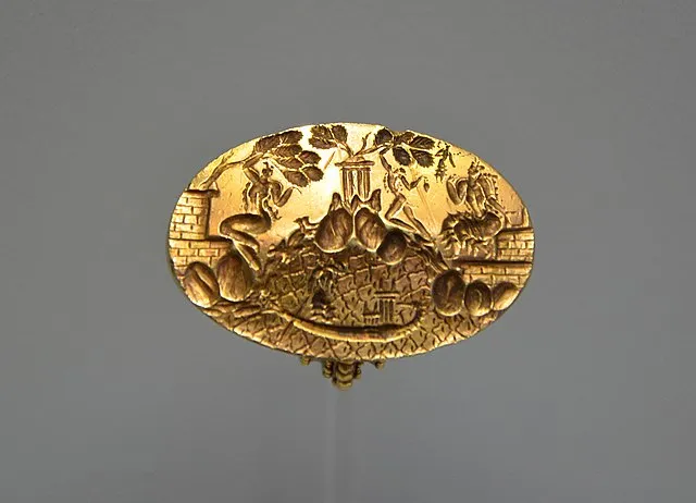 Minoan Gold Ring, so-called "Ring of Minos," depicting the epiphany of a goddess, Heraklion Archaeological Museum, Crete - Following Hadrian, CC BY-SA 2.0, via Wikimedia Commons