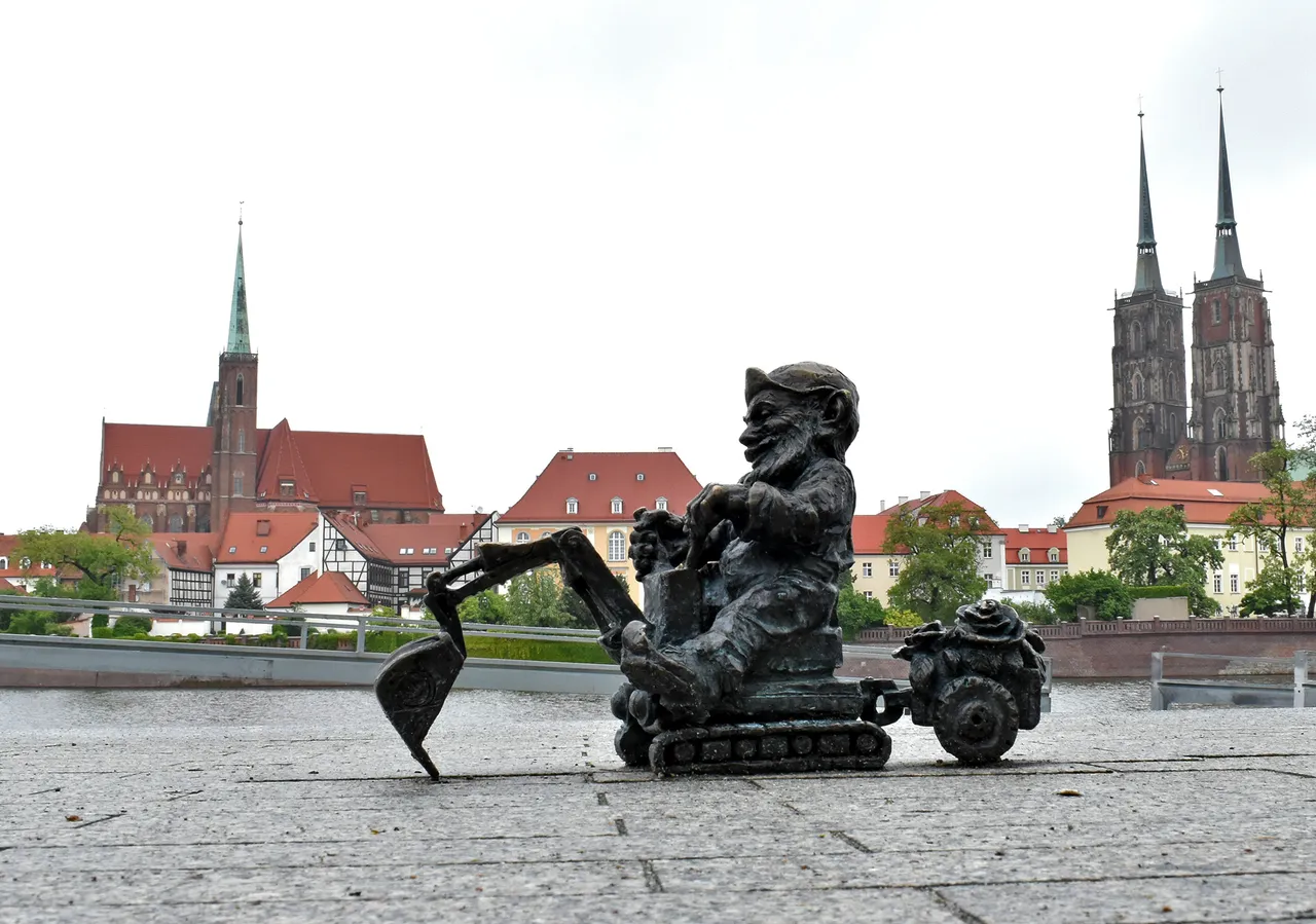 dwarf Krasnal Koparuś wroclaw 2.jpg