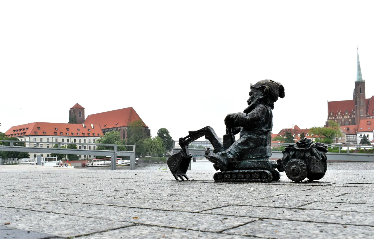 dwarf Krasnal Koparuś wroclaw 3.jpg