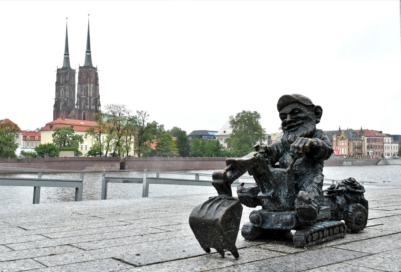 dwarf Krasnal Koparuś wroclaw 4.jpg