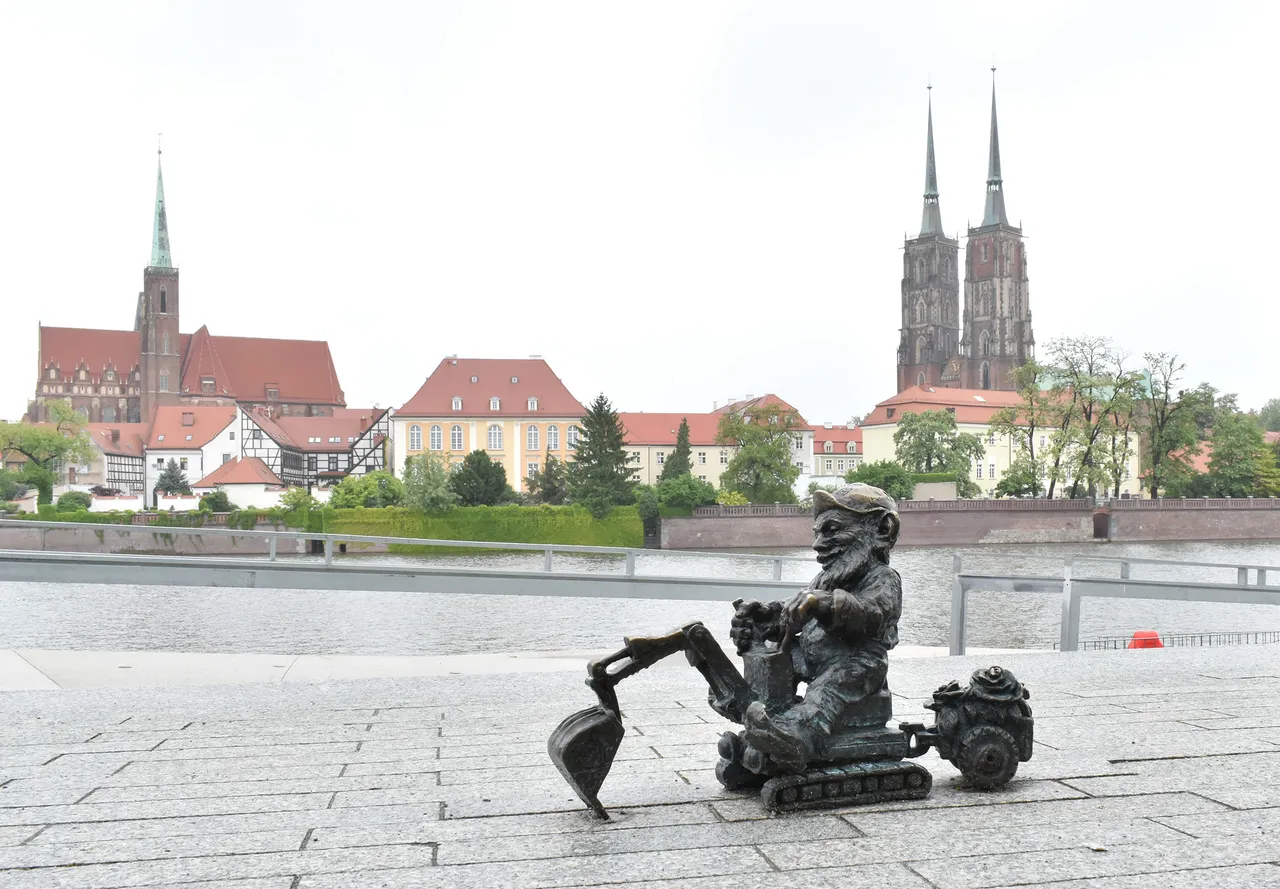 dwarf Krasnal Koparuś wroclaw 1.jpg