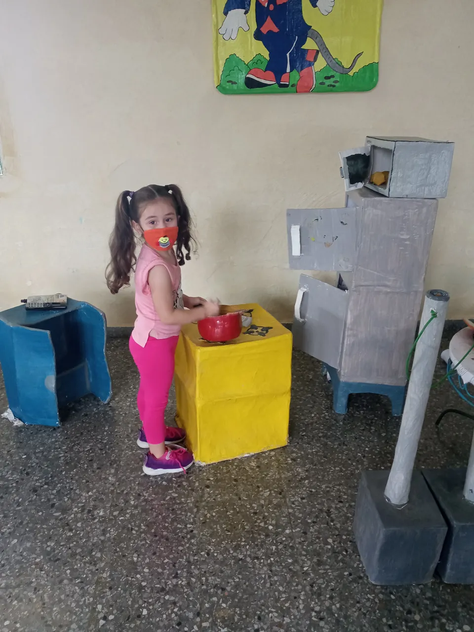 Emily jugando en su círculo infantil