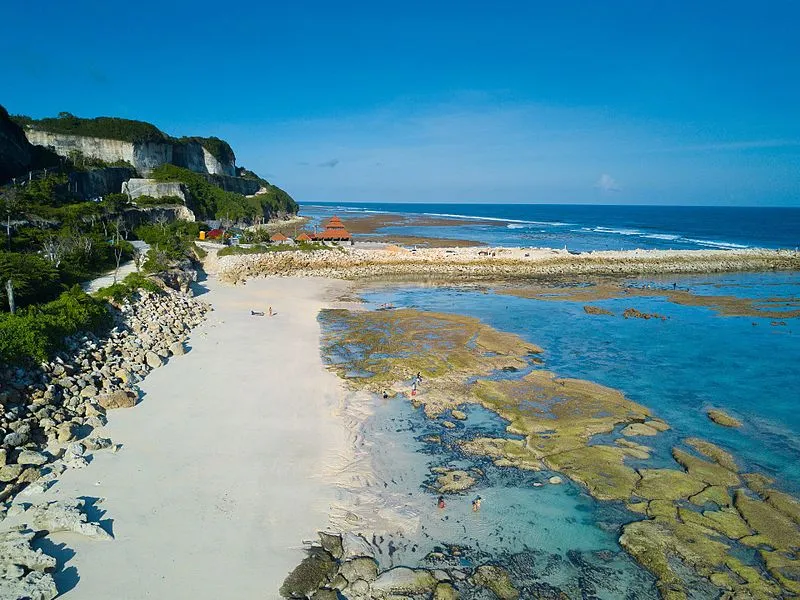 Pantai_Melasti,_Bali.jpg