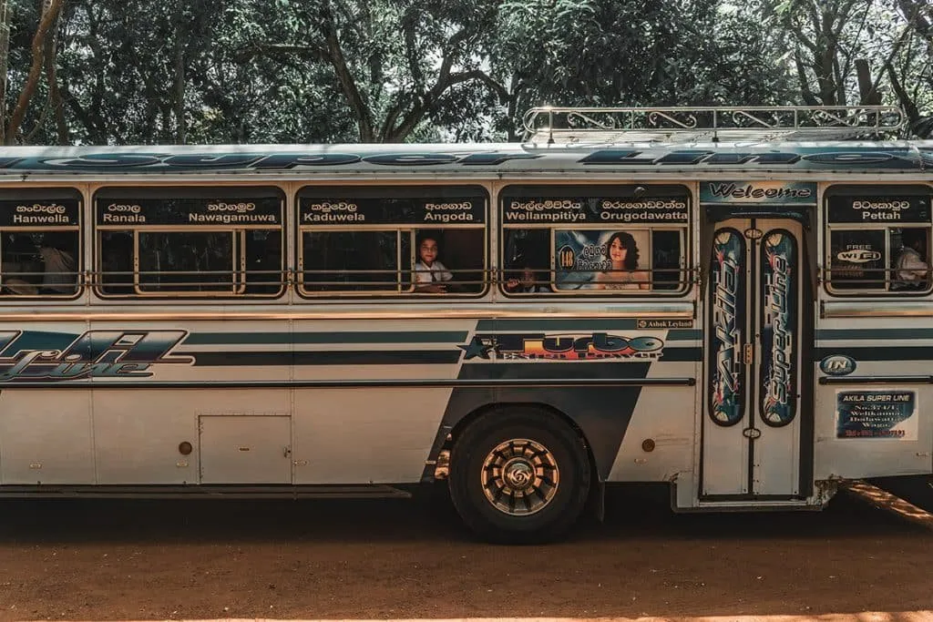 How to get from Colombo to Kandy bus